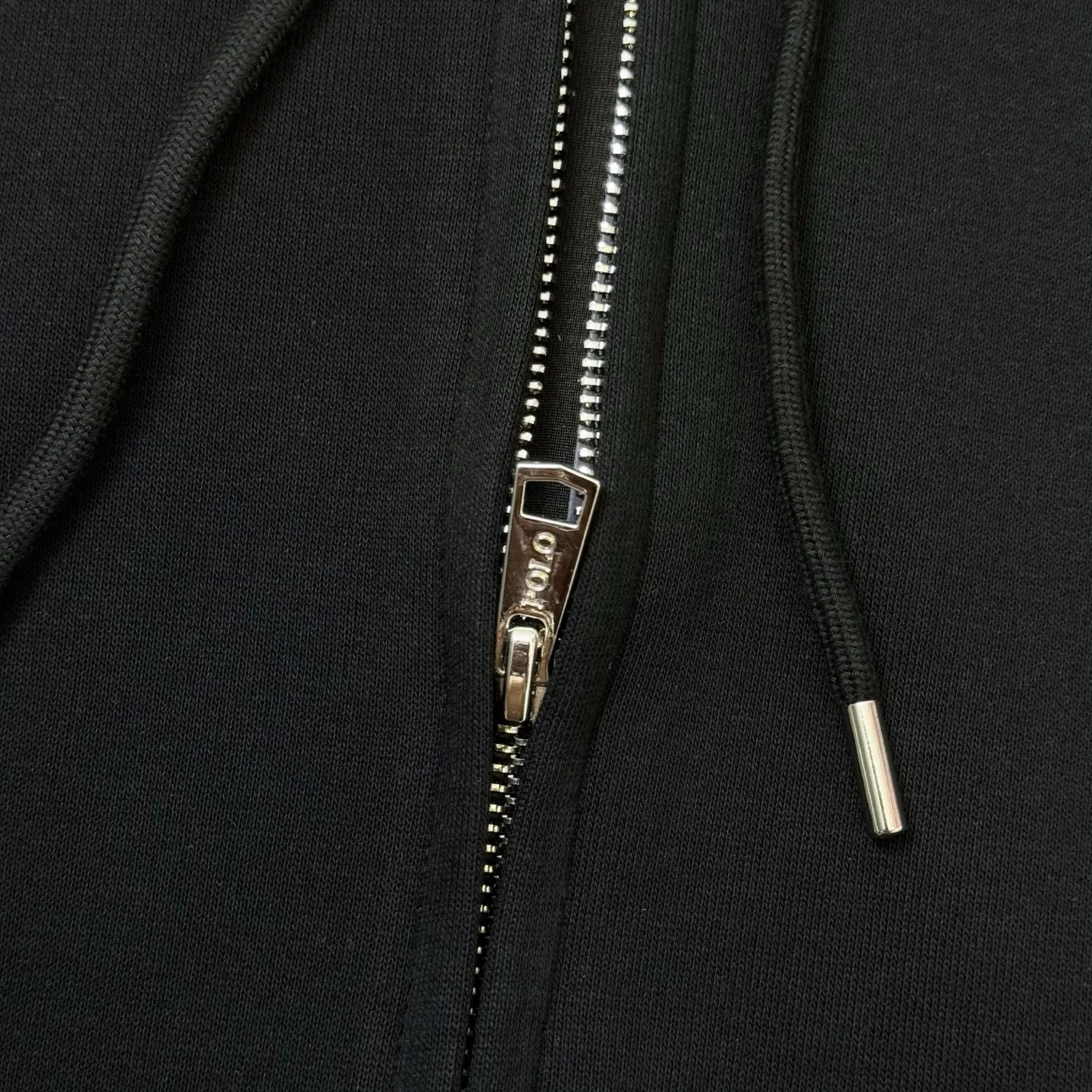 P250 Ralph small label embroidered hooded jacket, the same style at Ralph Lauren counters. It is made of high-gram composite fabric with hemmed strips. It has a very textured handle. It is three-dimensional and atmospheric. It is easy to wear in autumn and winter. It is simple and elegant. It adopts the os version. The upper body effect is very good. It is suitable for all body types. Soft and comfortable. Craftsmanship imported custom zippers➕Hardware and accessories are complete. The embroidery is full and three-dimensional. Perfect restoration of zp 2:1. Same style for men and women. Versatile and easy to wear. Size s m l xl color black navy